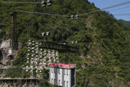 渝湘高鐵白筍溪雙線大橋順利實現貫通